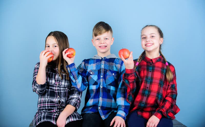 Mangiare spuntino saporito Tempo dello spuntino della scuola Il ragazzo e gli amici di ragazze mangiano lo spuntino della mela An fotografie stock Mangiare spuntino saporito Tempo dello spuntino della scuola Il ragazzo e gli amici di ragazze mangiano lo spuntino della mela An fotografie stock