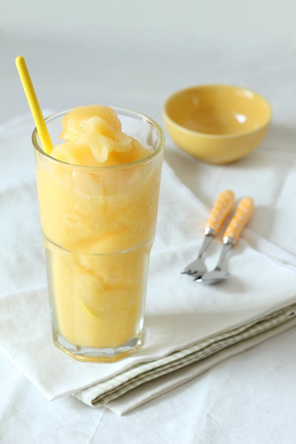Mango en passievrucht smoothies dranken op witte achtergrond stock fotografie Mango en passievrucht smoothies dranken op witte achtergrond stock fotografie