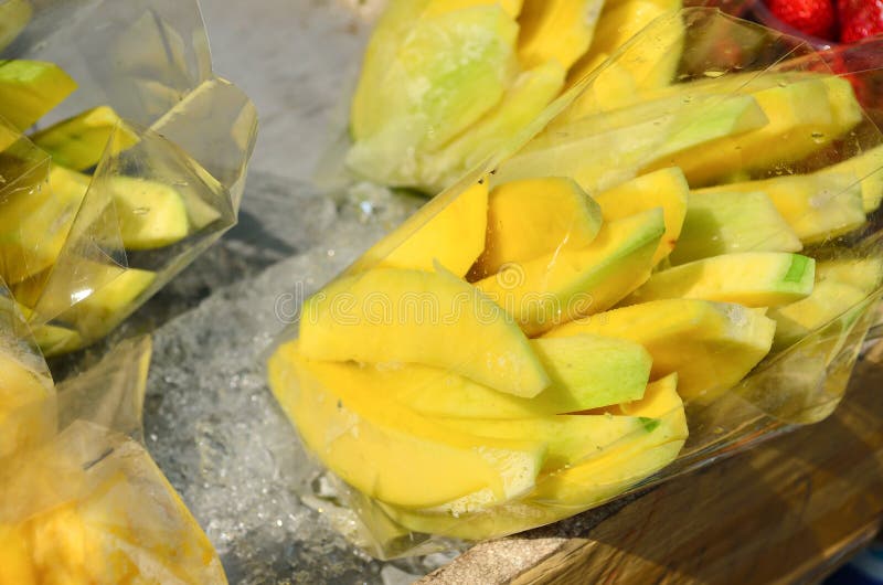 Mango i en plast- packe royaltyfria bilder Mango i en plast- packe royaltyfria bilder