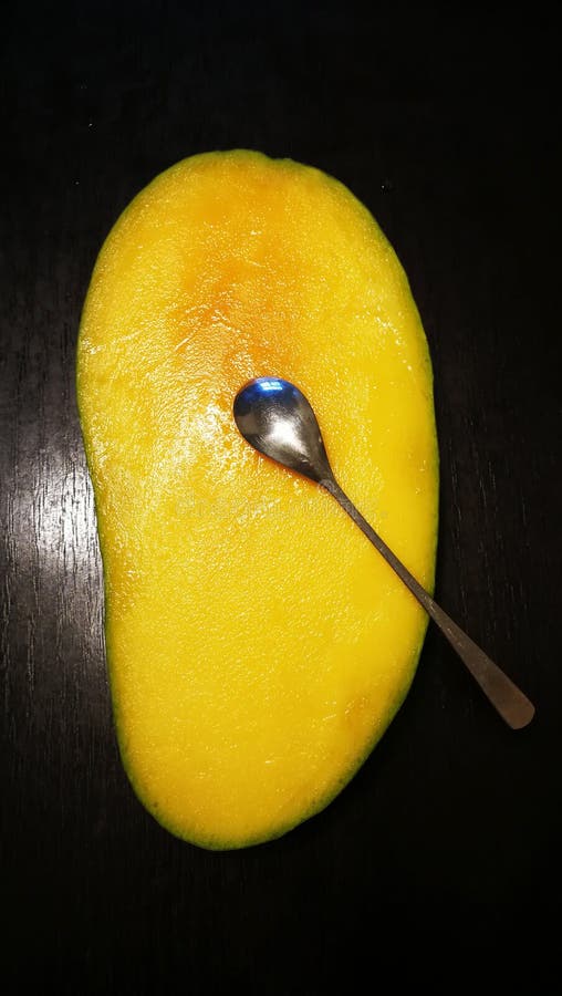 Mango mit einem Löffel stockbilder Mango mit einem Löffel stockbilder