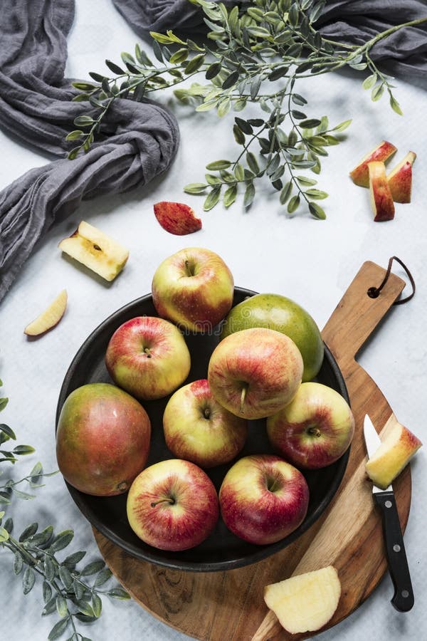 Mango und Äpfel auf Schwarzblech, Schneidebrett stockbild Mango und Äpfel auf Schwarzblech, Schneidebrett stockbild