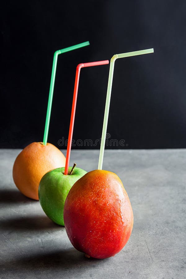 MangoApple för hela organiska mogna frukter bantar den tropiska grapefrukten med att dricka sunda nya naturliga fruktsafter för s royaltyfri foto MangoApple för hela organiska mogna frukter bantar den tropiska grapefrukten med att dricka sunda nya naturliga fruktsafter för s royaltyfri foto