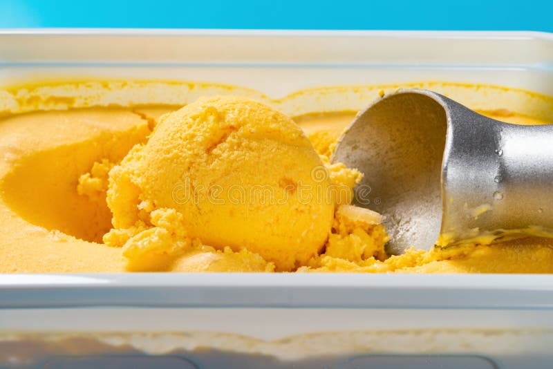 Mangoaroma-Eiscremeball- u. -löffelabschluß oben lizenzfreies stockbild Mangoaroma-Eiscremeball- u. -löffelabschluß oben lizenzfreies stockbild
