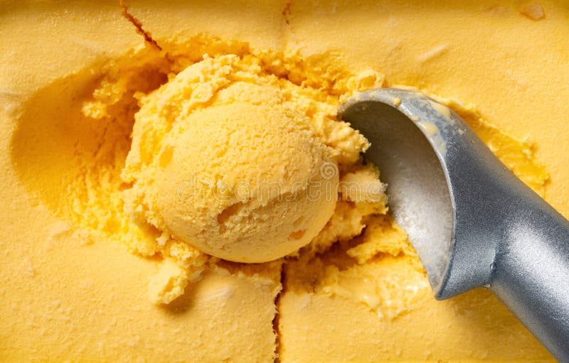 Mangoaroma-Eiscremeball- und -l?ffelabschlu? oben lizenzfreie stockfotos Mangoaroma-Eiscremeball- und -l?ffelabschlu? oben lizenzfreie stockfotos