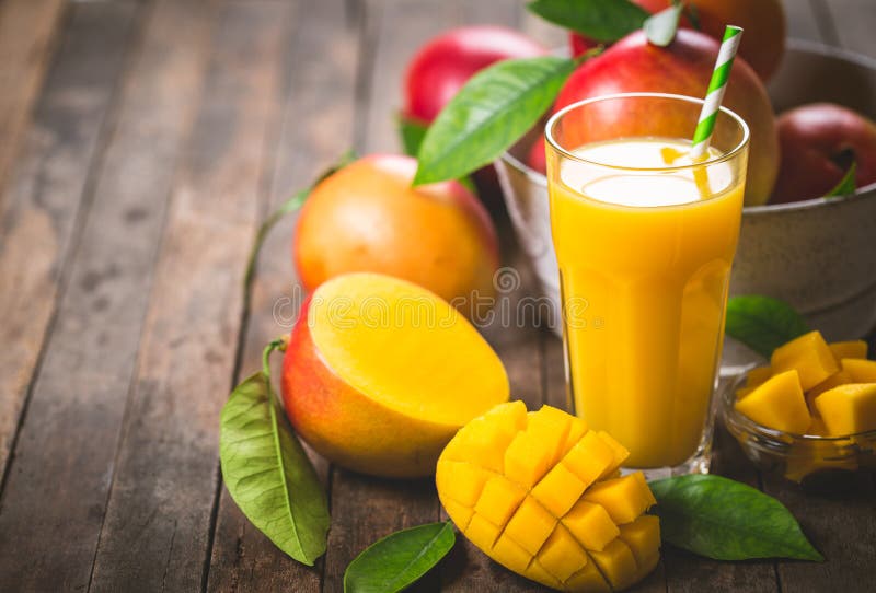 Mangofruktsaft i exponeringsglaset