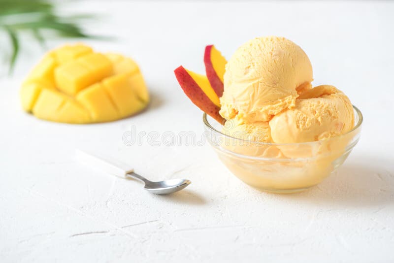 Mangoglass eller sorbet royaltyfria bilder Mangoglass eller sorbet royaltyfria bilder