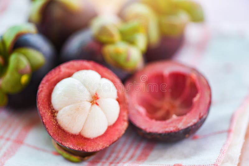 Mangoustan épluché sur le fruit d'été - mangoustan frais de jardin Thaïlande, reine de fruit en bonne santé image libre de droits Mangoustan épluché sur le fruit d'été - mangoustan frais de jardin Thaïlande, reine de fruit en bonne santé image libre de droits