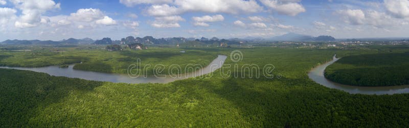 Mangrove, breda flodmynningar och kanal i det Phang Nga landskapet, Thailand
