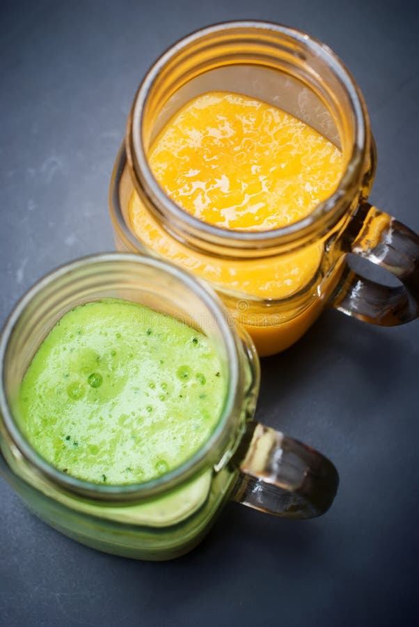 Mangue Kiwi Juice Smoothie Glass Jar de fruit frais images stock Mangue Kiwi Juice Smoothie Glass Jar de fruit frais images stock