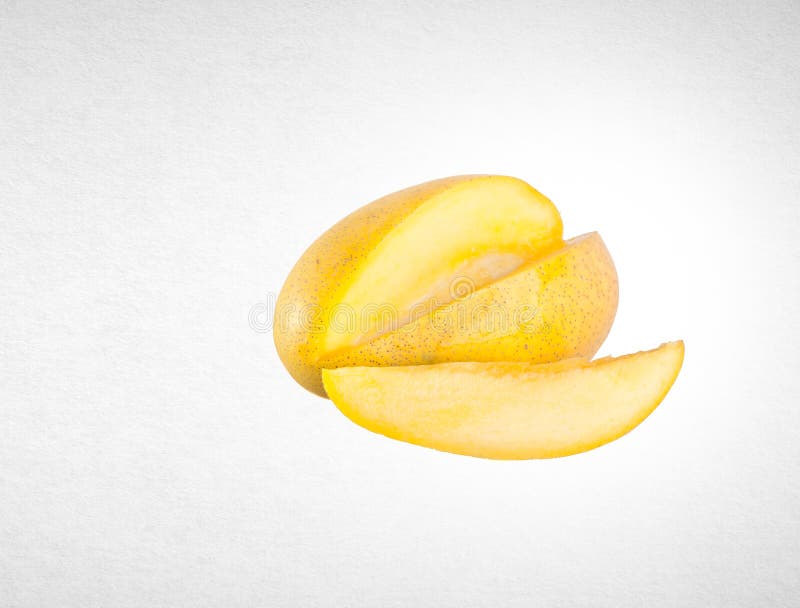 mangue ou mangue jaune sur un fond photos libres de droits mangue ou mangue jaune sur un fond photos libres de droits