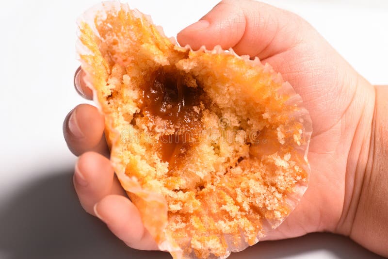 Mangé un gâteau au fromage dans un child& x27 ; main de s photographie stock Mangé un gâteau au fromage dans un child& x27 ; main de s photographie stock