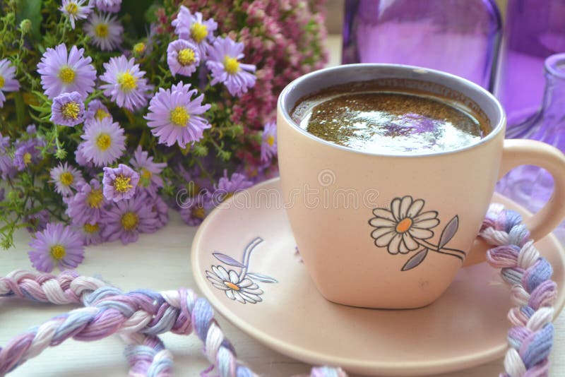 A Manhã é Um Bom Momento Para O Café. Imagem Em Violeta E Branco Imagem de  Stock - Imagem de lavanda, lifestyle: 172857423
