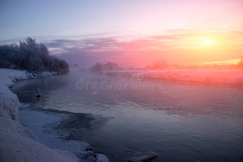 Manhã No Rio Na Geada De Inverno Paisagem De Inverno Bom Dia, No Rio Evaporação De Gelo Grave a Partir Da água Foto de Stock - Imagem de cena, gelado: 161310104 Manhã No Rio Na Geada De Inverno Paisagem De Inverno Bom Dia, No Rio Evaporação De Gelo Grave a Partir Da água Foto de Stock - Imagem de cena, gelado: 161310104