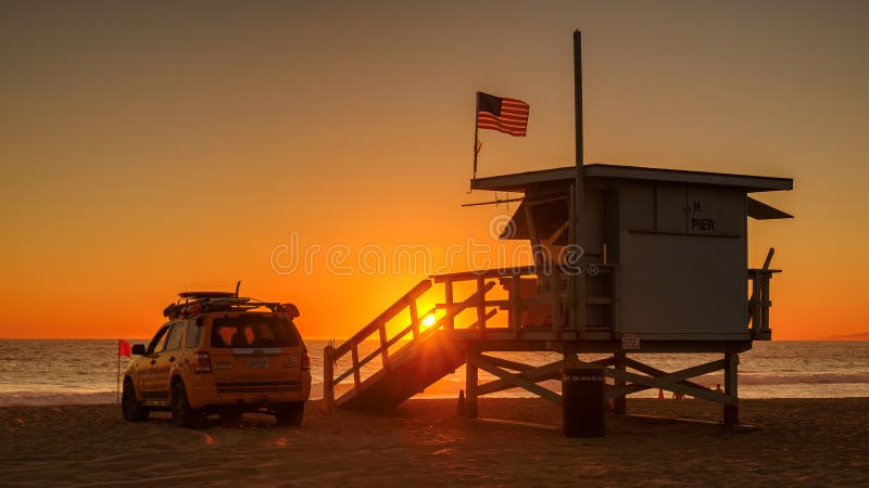 MANHATTAN BEACH USA - MARS 27, 2015: Livräddaretorn på den orange solnedgången på mars 27, 2015 i Manhattan Beach arkivbild MANHATTAN BEACH USA - MARS 27, 2015: Livräddaretorn på den orange solnedgången på mars 27, 2015 i Manhattan Beach arkivbild