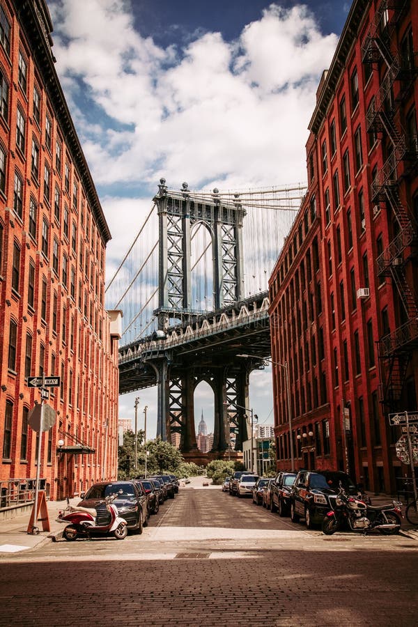 Manhattan-Brücke von der Washington Street in Brooklyn aus gesehen stockbild Manhattan-Brücke von der Washington Street in Brooklyn aus gesehen stockbild
