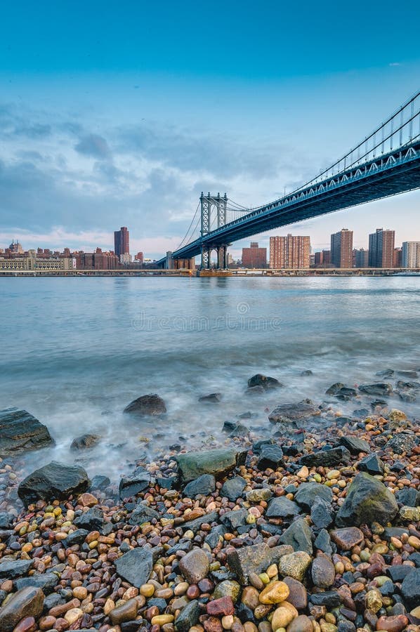 Manhattan horisont från Pebble Beach i Brooklyn, Förenta staterna royaltyfri foto Manhattan horisont från Pebble Beach i Brooklyn, Förenta staterna royaltyfri foto