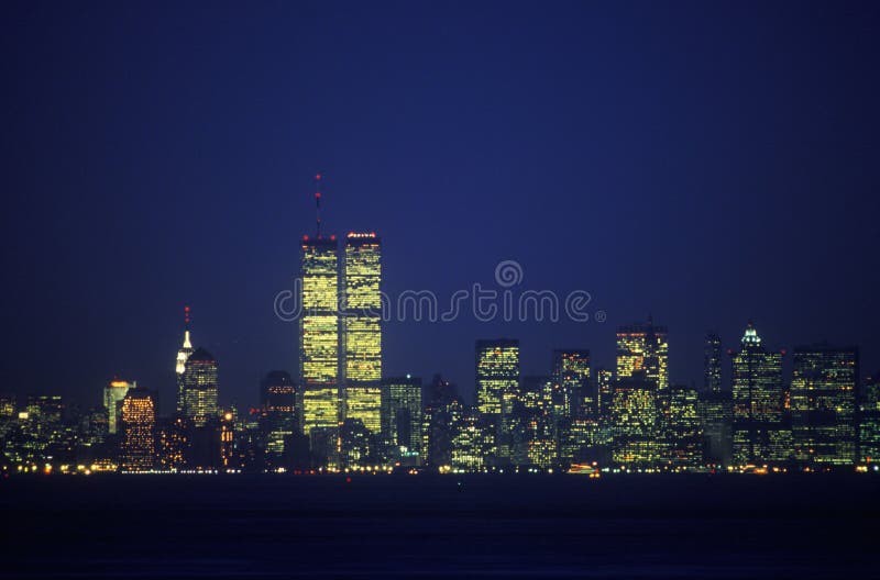 Manhattan linia horyzontu od Staten Island przy nocą, Miasto Nowy Jork, NY