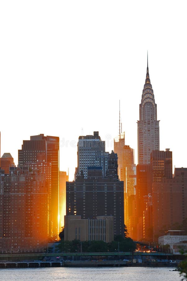 Manhattan mágico durante o por do sol dourado imagem de stock Manhattan mágico durante o por do sol dourado imagem de stock