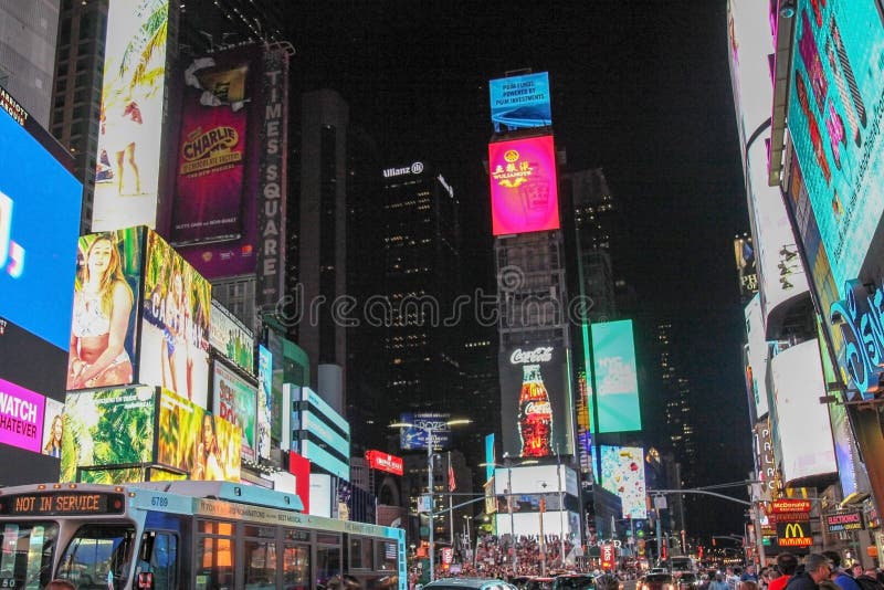 Manhattan, New York, de V.S. 15 JUNI, 2018: De mensen bezoeken op straattimes square bij nacht Deze Plaats is het meest bezochte stock foto's Manhattan, New York, de V.S. 15 JUNI, 2018: De mensen bezoeken op straattimes square bij nacht Deze Plaats is het meest bezochte stock foto's