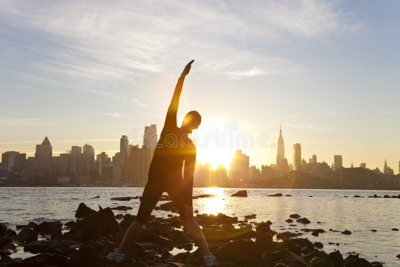 manhattan nowy linia horyzontu wschód słońca kobiety joga York obrazy stock manhattan nowy linia horyzontu wschód słońca kobiety joga York obrazy stock