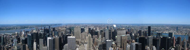 Pohled na Manhattan z vrcholu Empire State building se skládá ze 4 obrázků stiched dohromady.