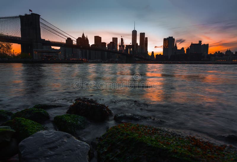 Manhattan-Skyline mit Brooklyn-Brücke stockfotografie Manhattan-Skyline mit Brooklyn-Brücke stockfotografie