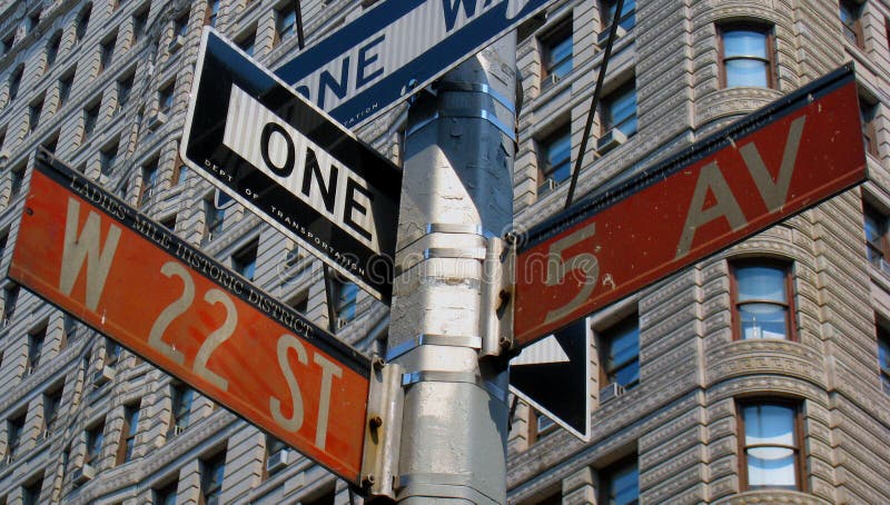 Street značky na významnú križovatku na 5th avenue v New Yorku, s Železo building v pozadí.