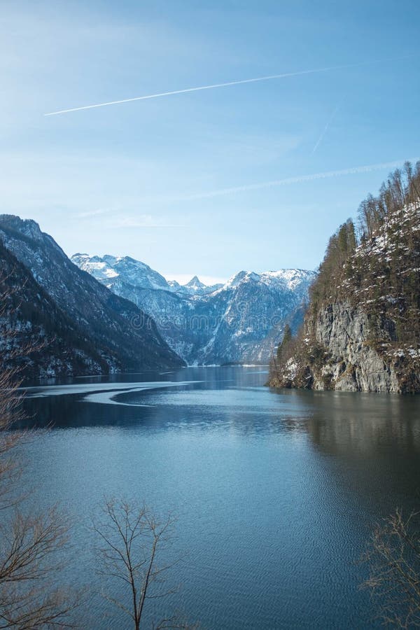 Manhã de inverno no lago Konigssee, um pouco de neve nas montanhas, ensolarada foto de stock royalty free Manhã de inverno no lago Konigssee, um pouco de neve nas montanhas, ensolarada foto de stock royalty free