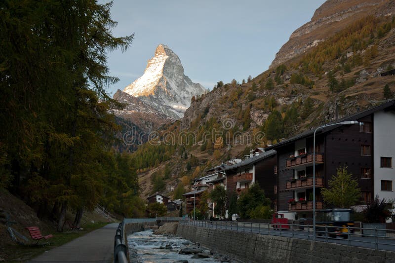 Manhã em Zermatt imagem de stock Manhã em Zermatt imagem de stock