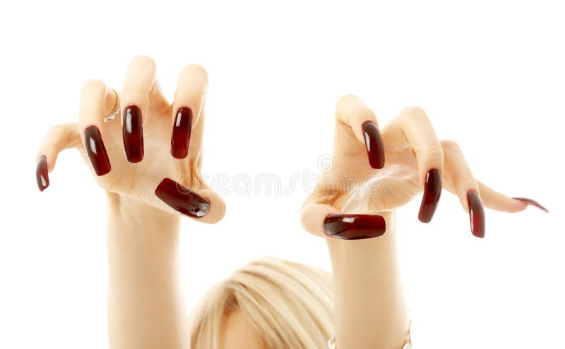 Mani aggressive della ragazza con i chiodi acrilici lunghi