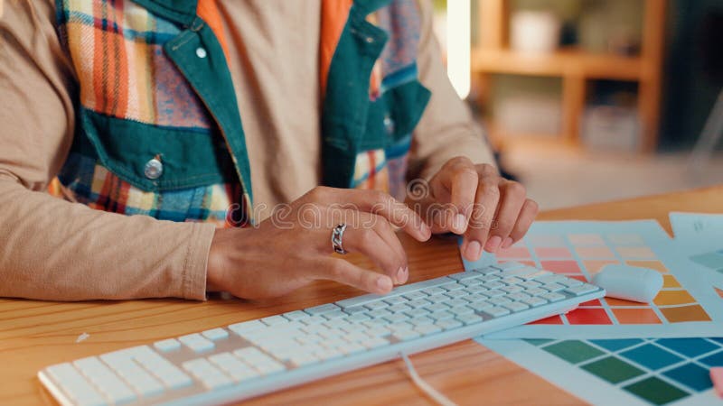 Mani a casa e uomo con la tavolozza dei colori della tastiera e grafico con revisione delle scadenze e creatività. Persona fotografia stock libera da diritti