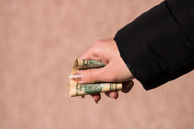 Mani che danno soldi come tangenti o mance detenzione di banconote in dollari USA in un contesto sconnesso, valuta statunitense fotografia stock libera da diritti Mani che danno soldi come tangenti o mance detenzione di banconote in dollari USA in un contesto sconnesso, valuta statunitense fotografia stock libera da diritti