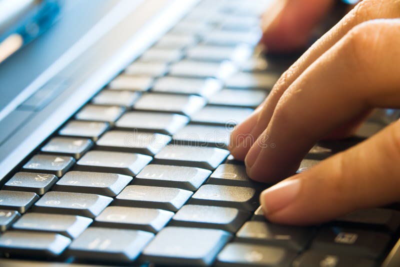 Mani che digitano sul computer portatile fotografia stock libera da diritti