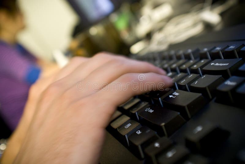 Mani che digitano sulla tastiera fotografia stock