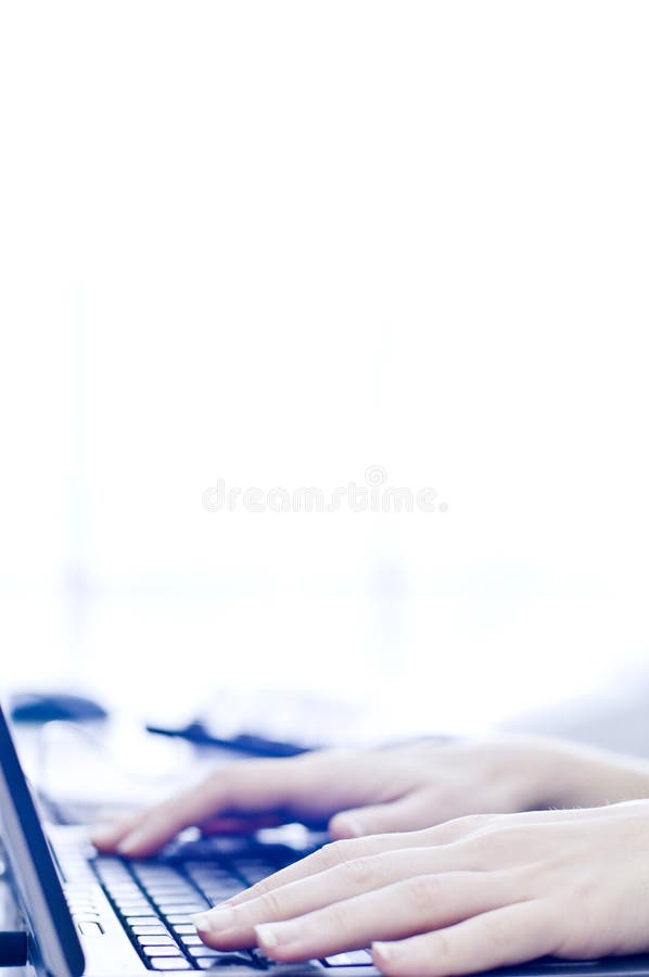 Mani che digitano sulla tastiera fotografia stock