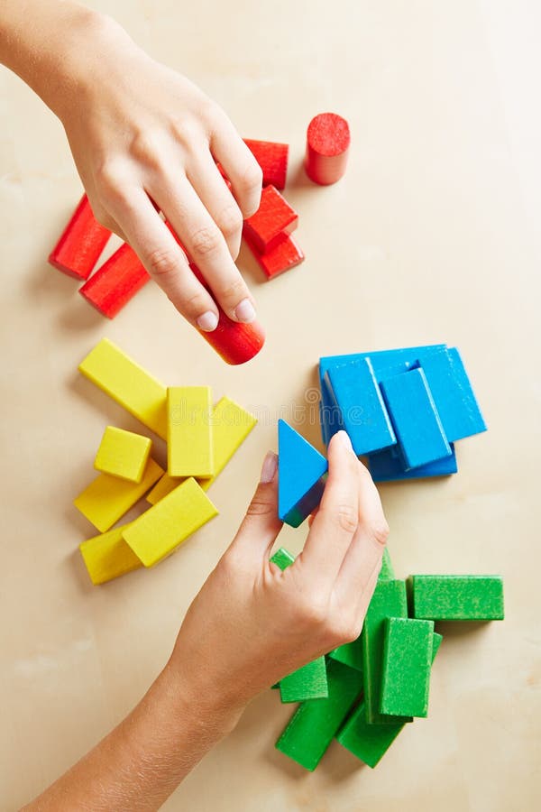 Mani che ordinano le particelle elementari dal colore immagini stock Mani che ordinano le particelle elementari dal colore immagini stock