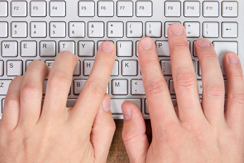 Mani che scrivono su una tastiera di computer immagine stock libera da diritti