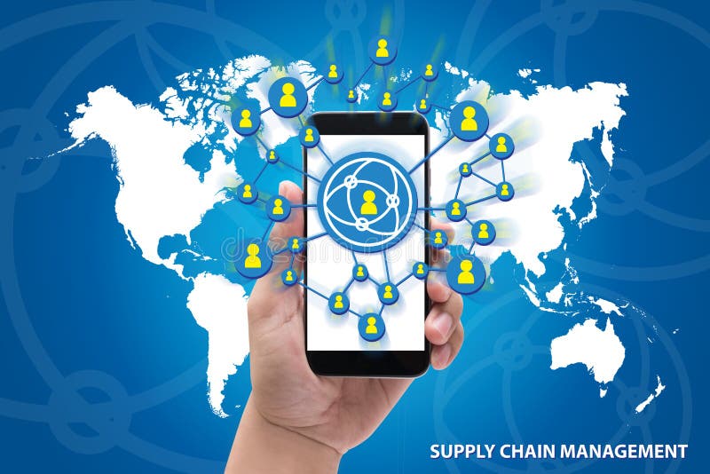 Mani che tengono il concetto del supply chain management del telefono sul blu