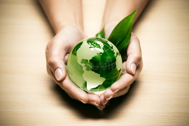Mani con il globo del mondo di eco