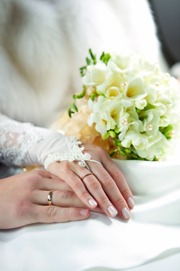 Mani dei newlyweds fotografie stock libere da diritti Mani dei newlyweds fotografie stock libere da diritti