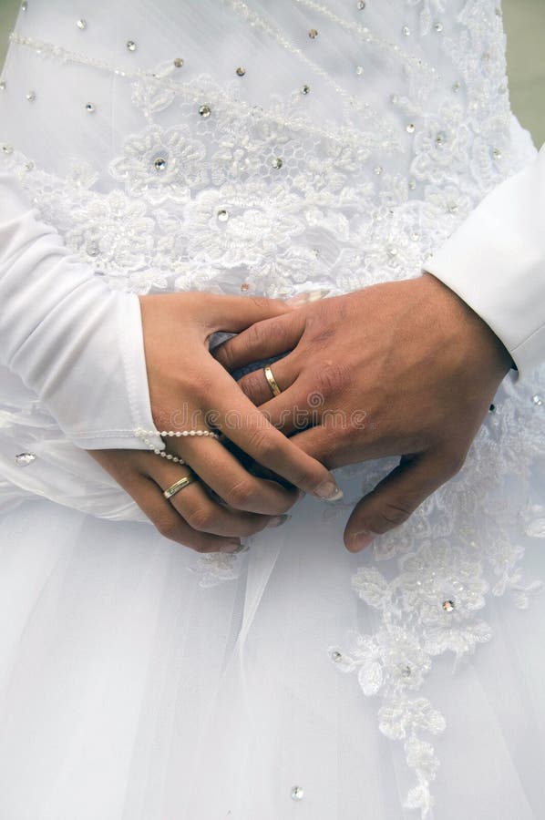 Mani dei newlyweds. immagini stock Mani dei newlyweds. immagini stock