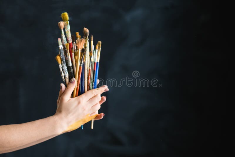 Mani dei pennelli di stile di vita di arte dei rifornimenti dell'artista immagine stock libera da diritti Mani dei pennelli di stile di vita di arte dei rifornimenti dell'artista immagine stock libera da diritti