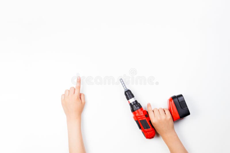 Mani del ` s del bambino su fondo bianco Ragazzo che indica dito su e che tiene il trapano del giocattolo fotografia stock Mani del ` s del bambino su fondo bianco Ragazzo che indica dito su e che tiene il trapano del giocattolo fotografia stock