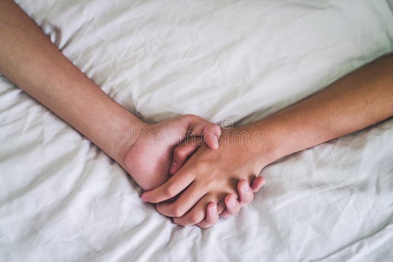 Mani del sesso sul letto, concetto dell'amante delle coppie circa amore, sesso e fotografie stock libere da diritti