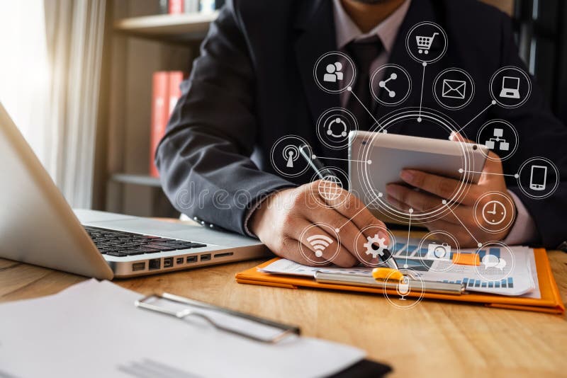 Mani dell'uomo di affari facendo uso della carta di credito della tenuta e dello smartphone con lo strato digitale fotografia stock libera da diritti Mani dell'uomo di affari facendo uso della carta di credito della tenuta e dello smartphone con lo strato digitale fotografia stock libera da diritti