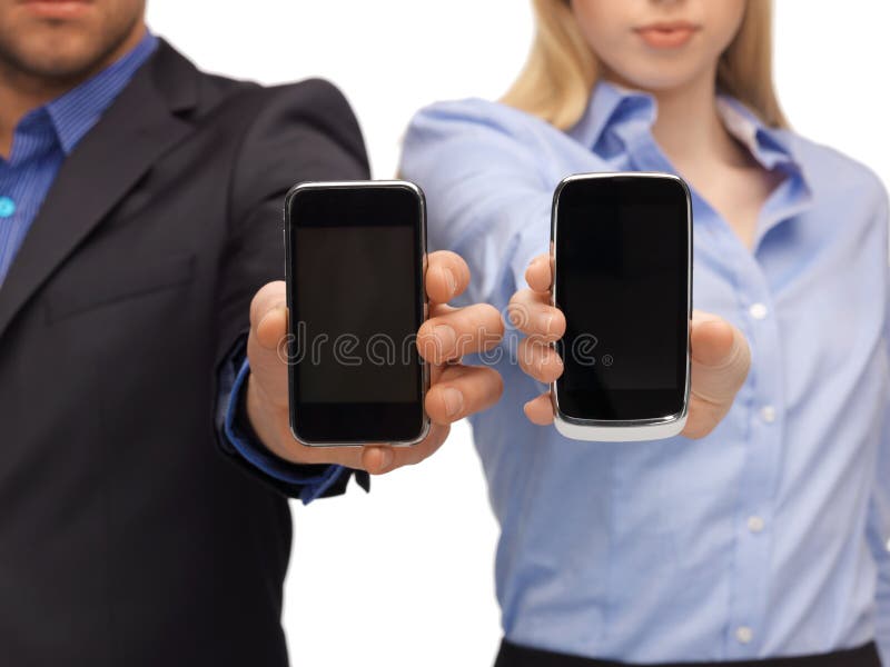 Mani dell'uomo e della donna con gli smartphones fotografie stock Mani dell'uomo e della donna con gli smartphones fotografie stock
