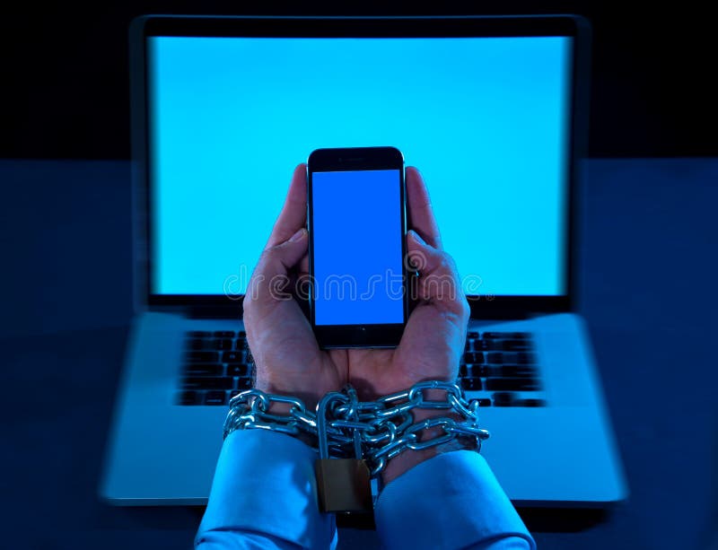 Mani dell'uomo legate al telefono cellulare con il lucchetto a catena in Internet o nella dipendenza sociale di media