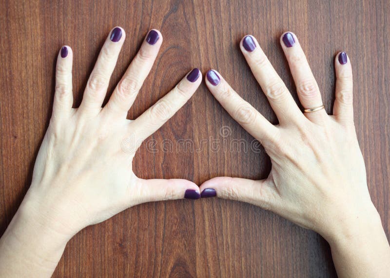 Belle Mani Femminili Con Il Primo Piano Del Manicure Fotografia Stock Immagine Di Caucasico