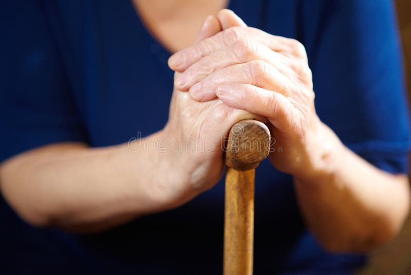 Mani della donna anziana con la canna immagini stock libere da diritti Mani della donna anziana con la canna immagini stock libere da diritti