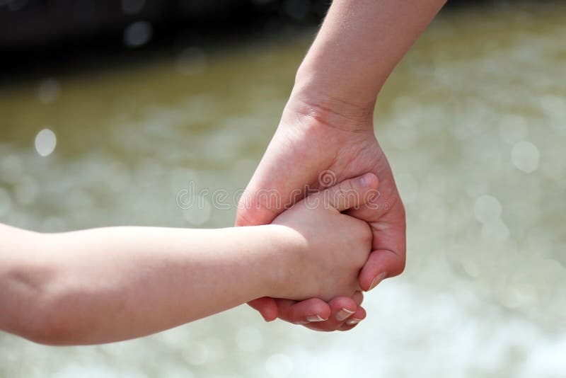 Mani della madre e del bambino immagini stock Mani della madre e del bambino immagini stock